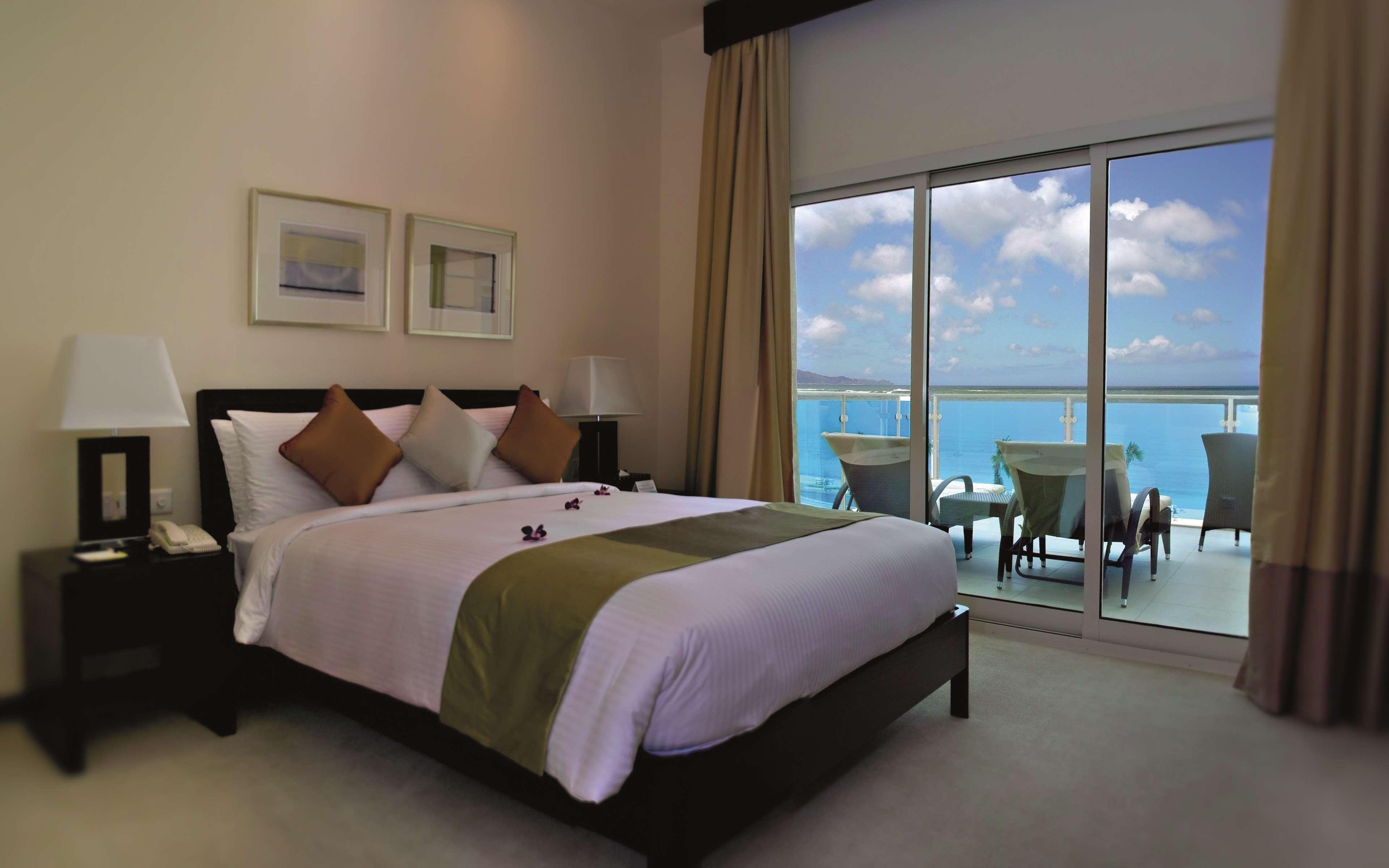Radisson Blu Resort, Fujairah Exterior foto A bedroom at the resort