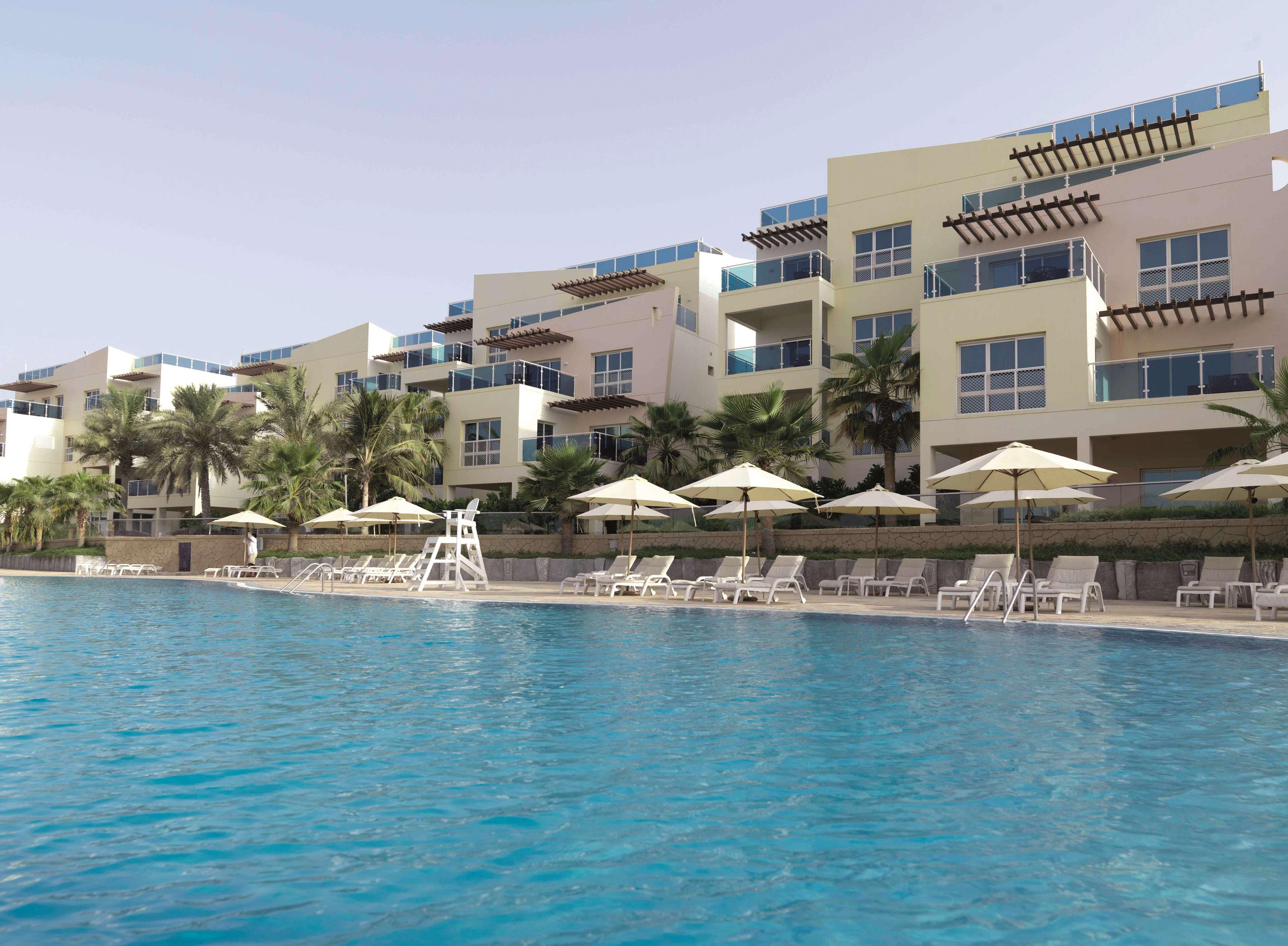 Radisson Blu Resort, Fujairah Exterior foto The swimming pool at the resort
