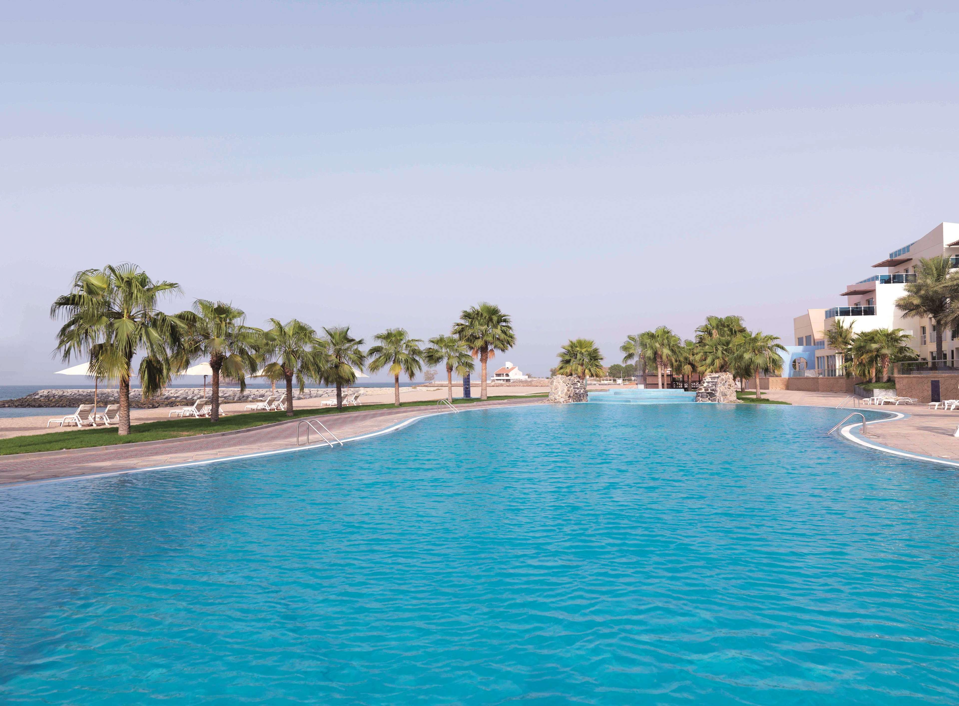 Radisson Blu Resort, Fujairah Exterior foto The swimming pool at the resort