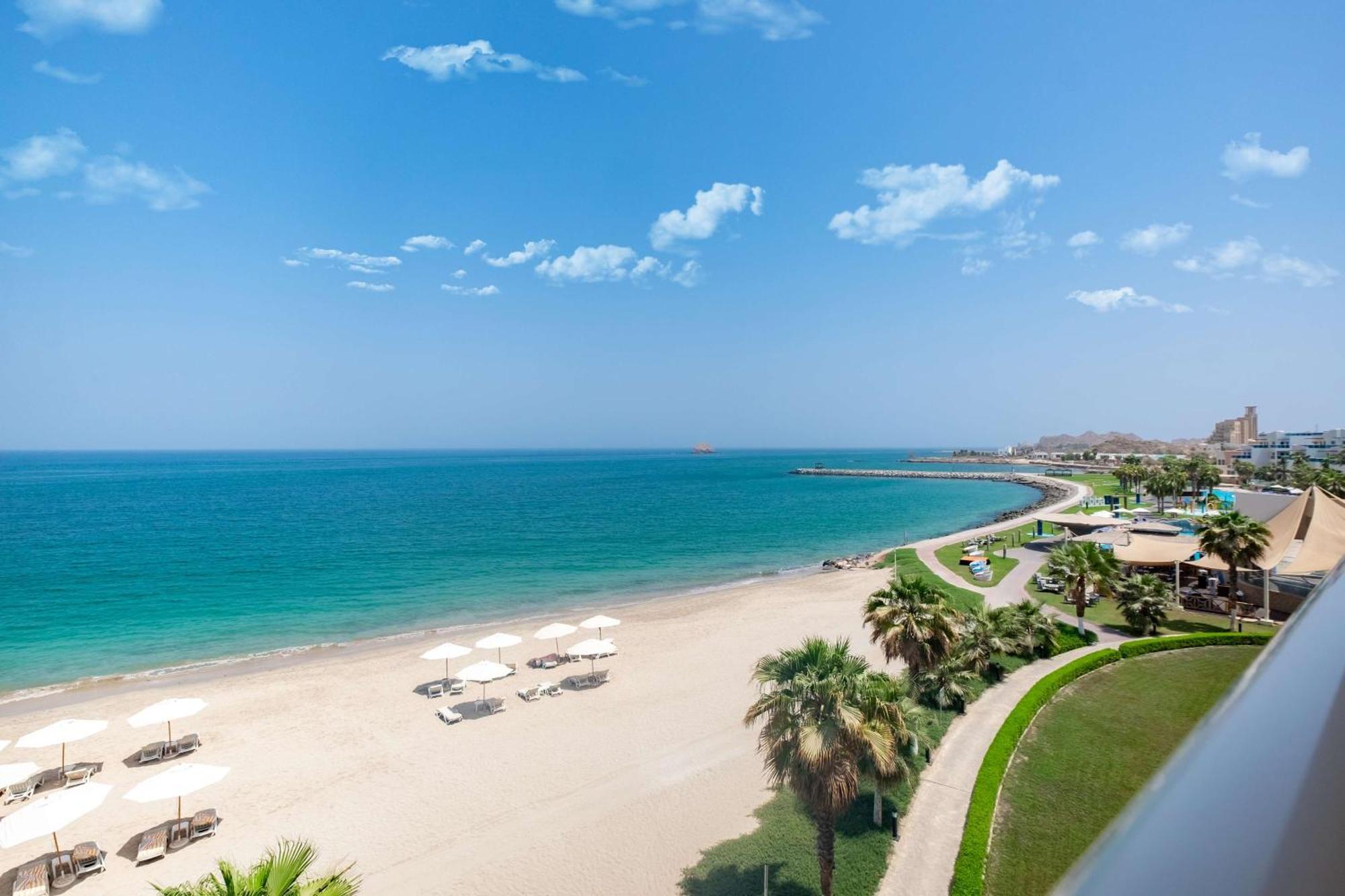 Radisson Blu Resort, Fujairah Exterior foto Beach at Jumeirah Beach Hotel