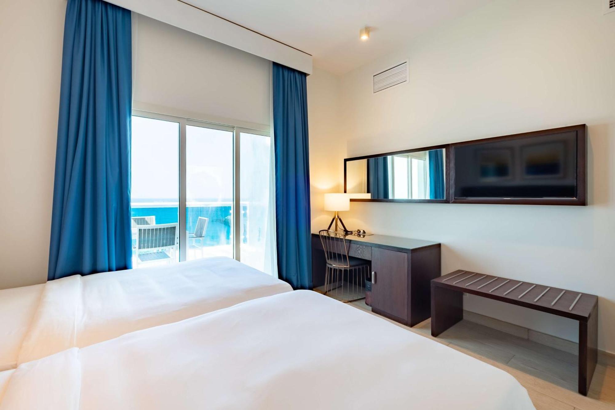 Radisson Blu Resort, Fujairah Exterior foto A room at the hotel