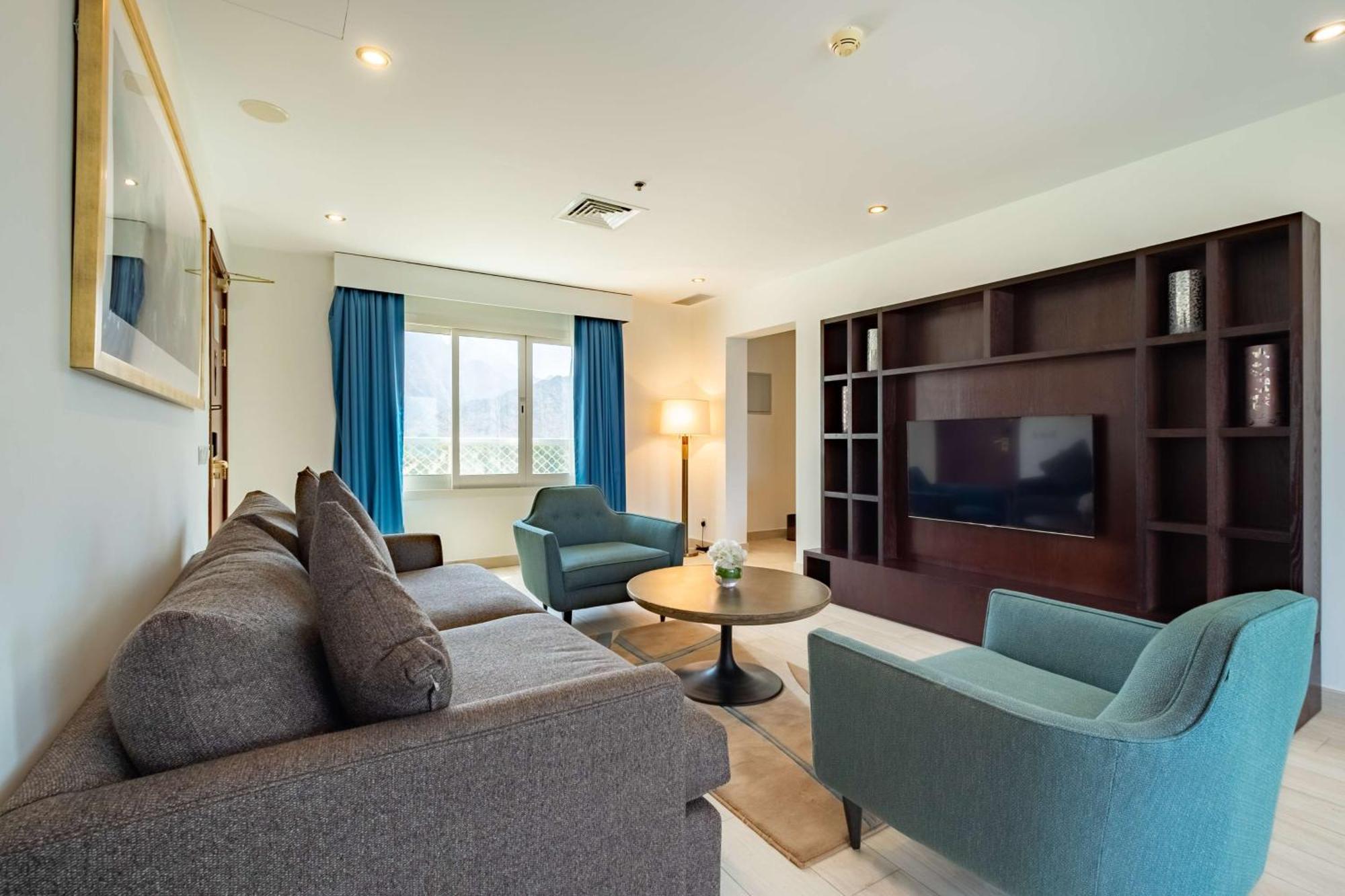 Radisson Blu Resort, Fujairah Exterior foto A living room in a suite at the hotel