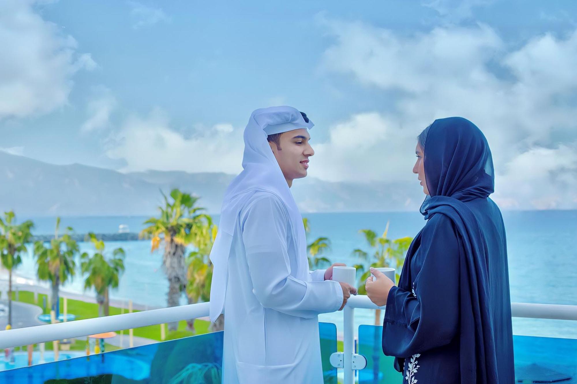 Radisson Blu Resort, Fujairah Exterior foto A Qatari man and woman in traditional dress