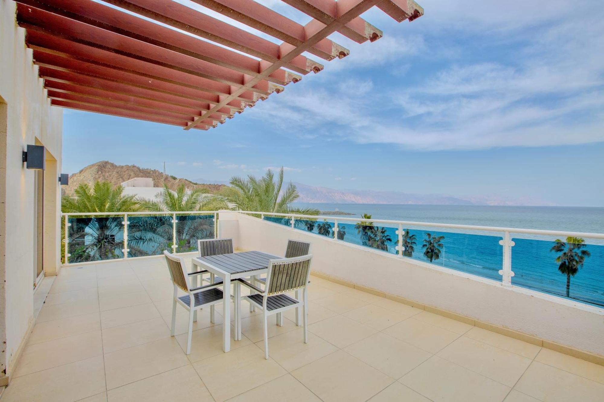Radisson Blu Resort, Fujairah Exterior foto A balcony in a hotel