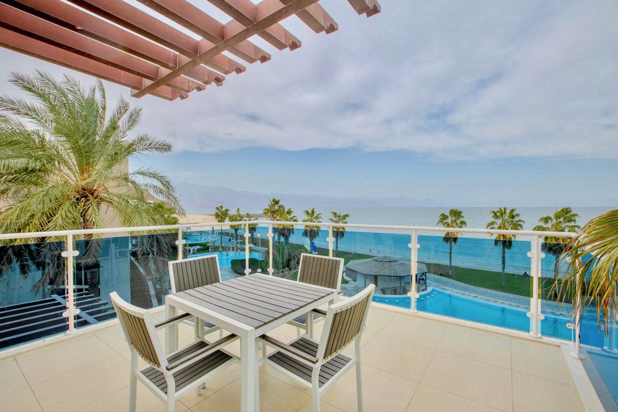 Radisson Blu Resort, Fujairah Exterior foto A view of the pool at the Hilton Ras Al Khaimah
