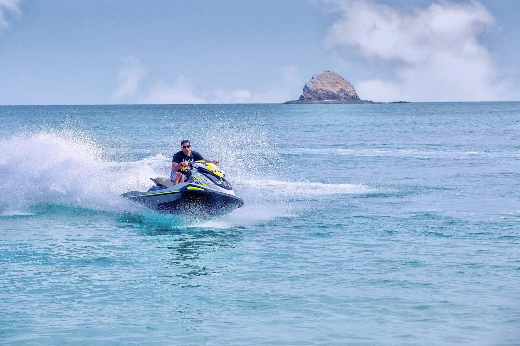 Radisson Blu Resort, Fujairah Exterior foto Jet skiing in Phuket, Thailand