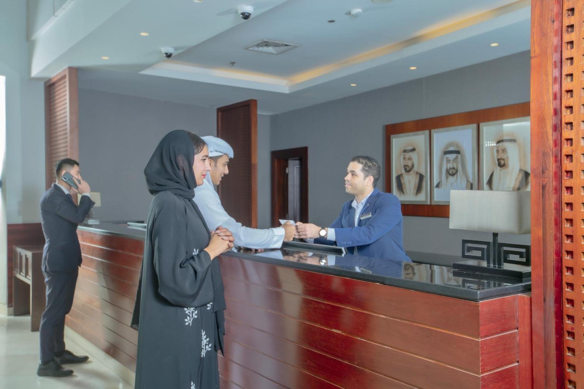 Radisson Blu Resort, Fujairah Exterior foto A hotel receptionist