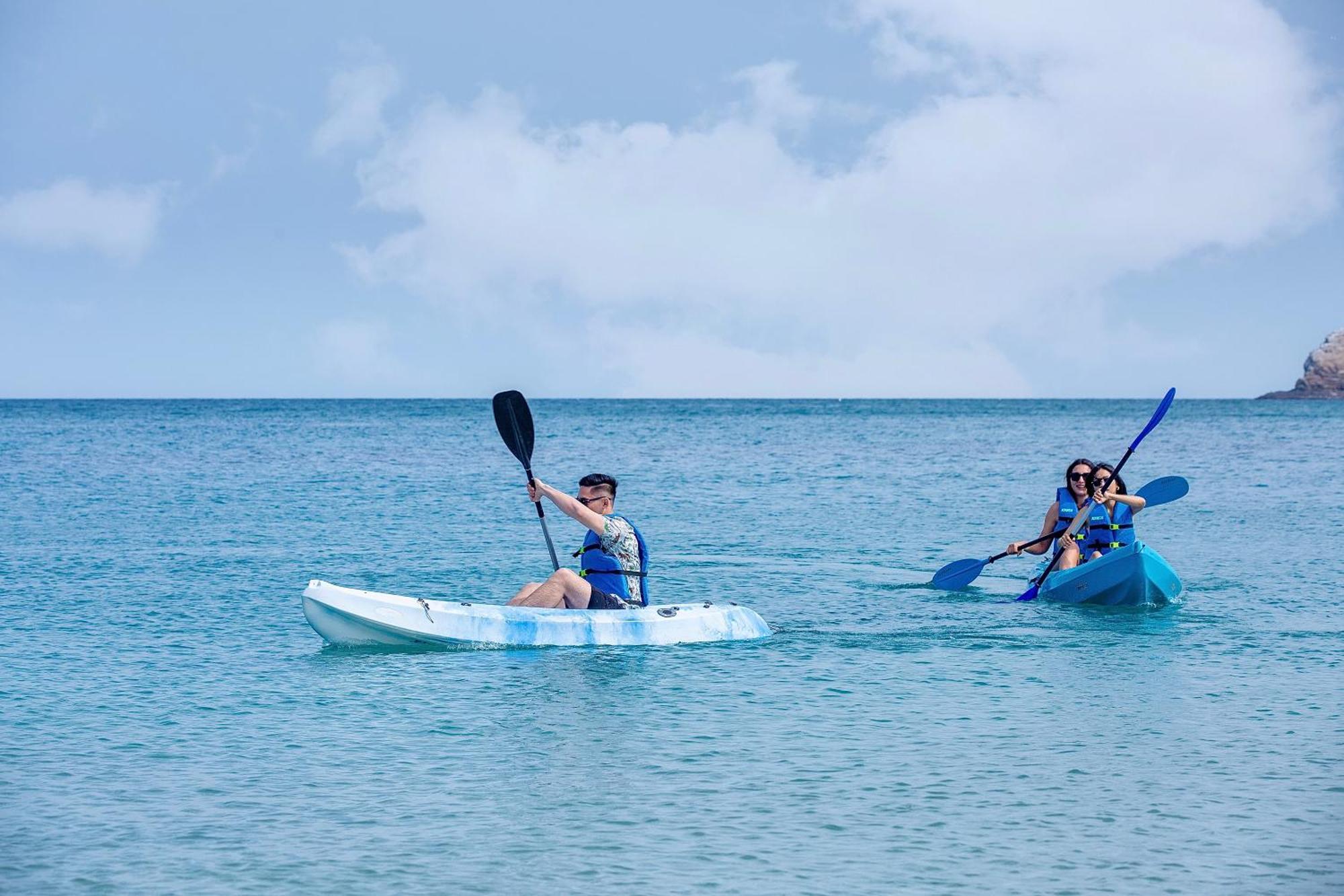 Radisson Blu Resort, Fujairah Exterior foto Kayaking in Pattaya