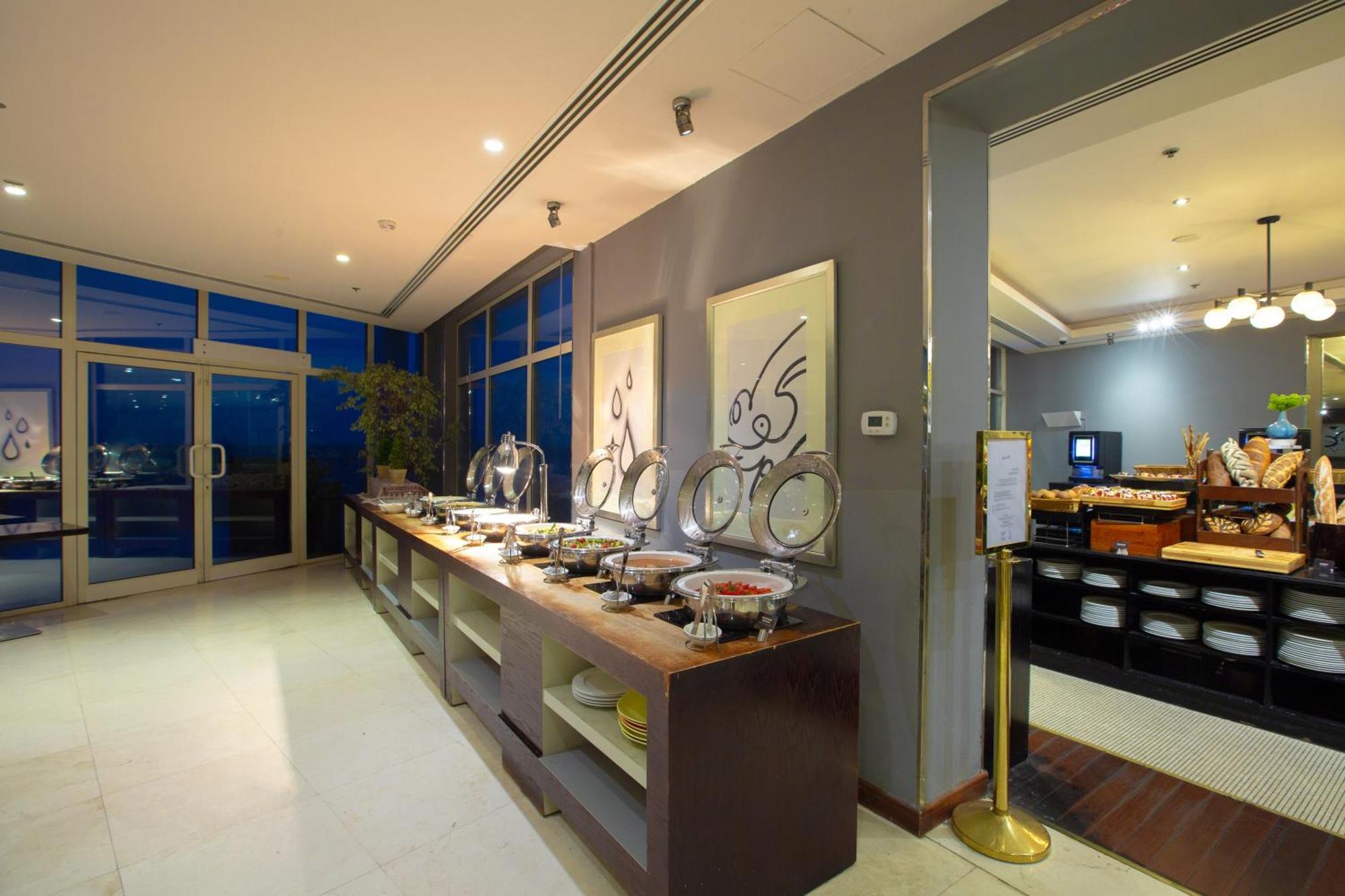 Radisson Blu Resort, Fujairah Exterior foto The buffet at the lounge