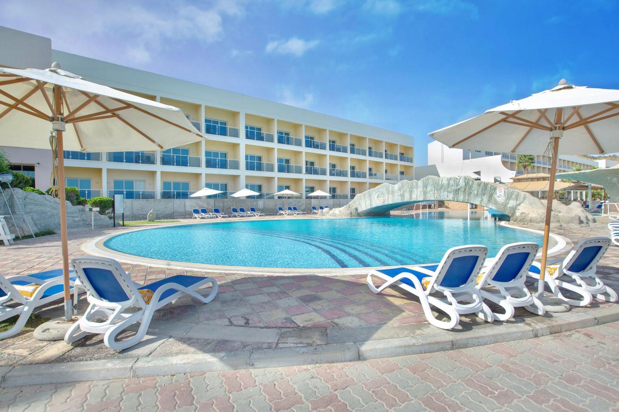 Radisson Blu Resort, Fujairah Exterior foto The swimming pool at the hotel