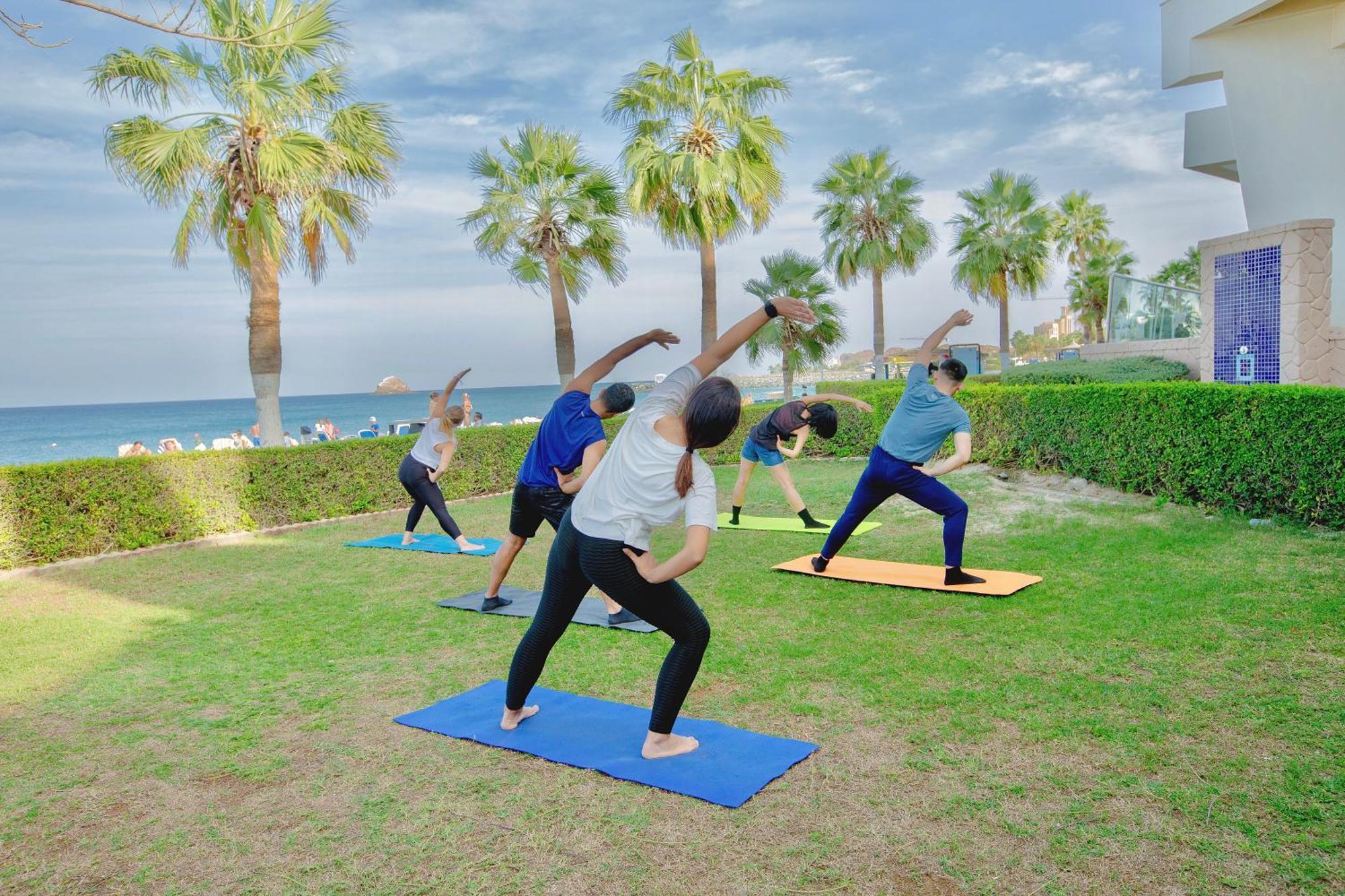Radisson Blu Resort, Fujairah Exterior foto A yoga class in progress