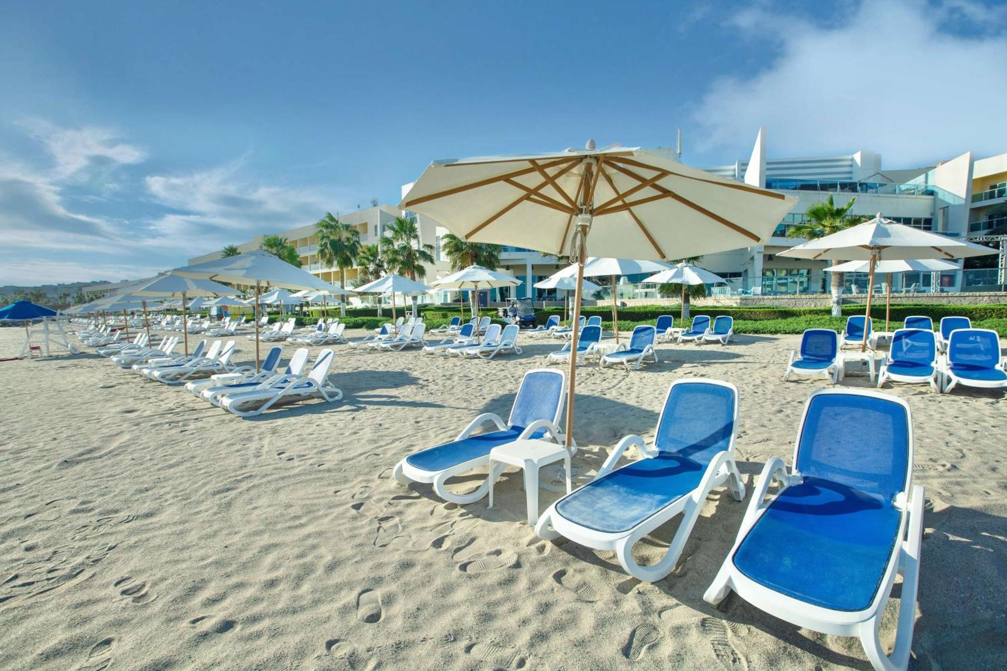 Radisson Blu Resort, Fujairah Exterior foto Beach at the Grand Hotel