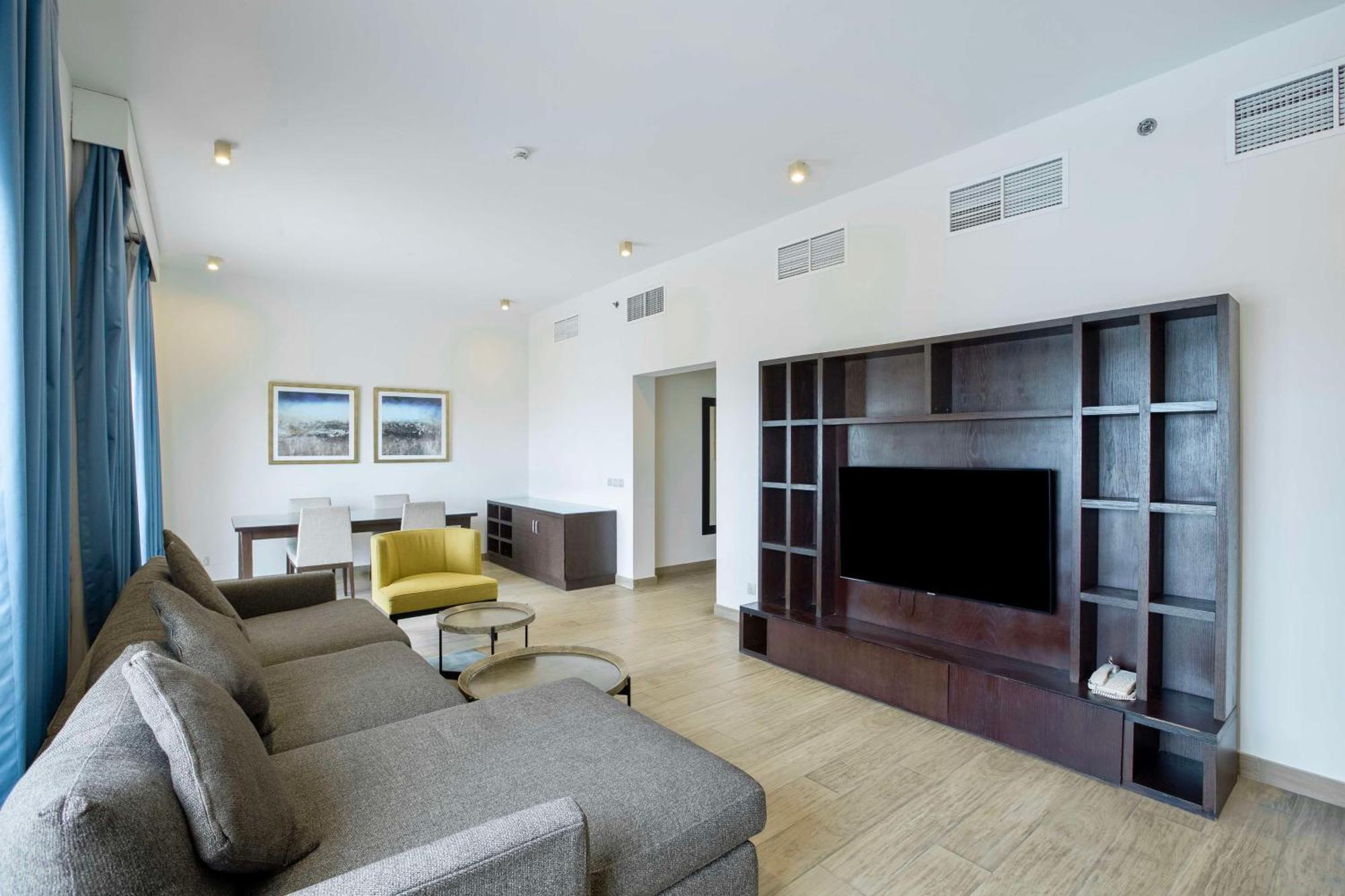 Radisson Blu Resort, Fujairah Exterior foto A living room in a suite at the Ritz-Carlton, DIFC