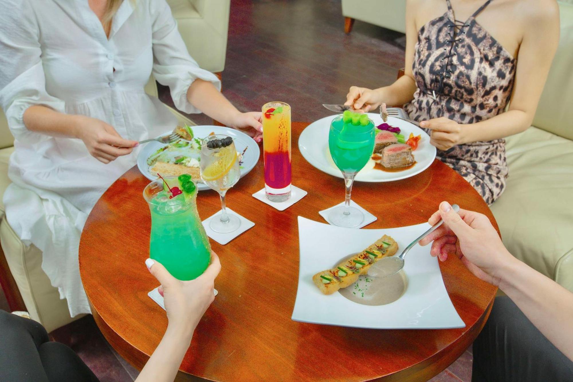 Radisson Blu Resort, Fujairah Exterior foto A selection of non-alcoholic drinks