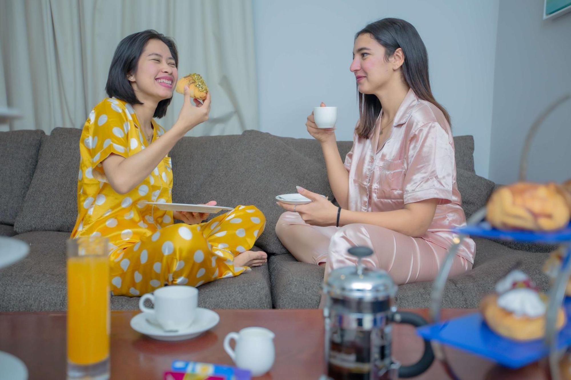 Radisson Blu Resort, Fujairah Exterior foto Two women wearing pajamas