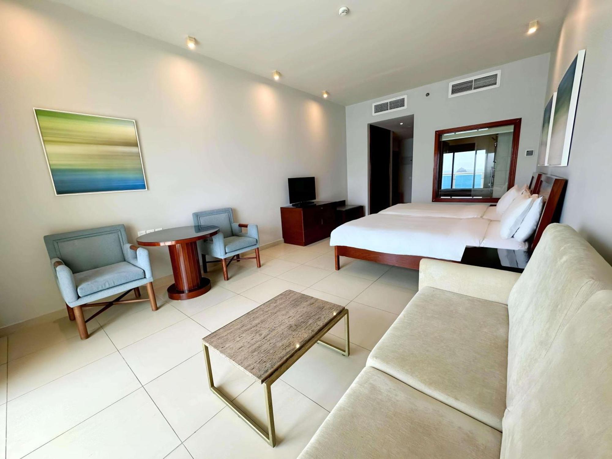 Radisson Blu Resort, Fujairah Exterior foto A room at the hotel